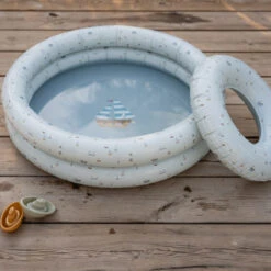Little Dutch Opblaasbaar Zwembad Sailors Bay 80 Cm -Little Thingz little dutch little dutch opblaasbaar zwembad sail 3